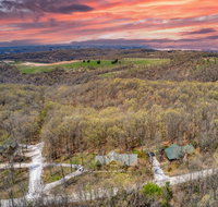 Premium Cabin, HotTub, Near Shows, with gametable Dining Room Deer Tracks - Accommodation Los Angeles