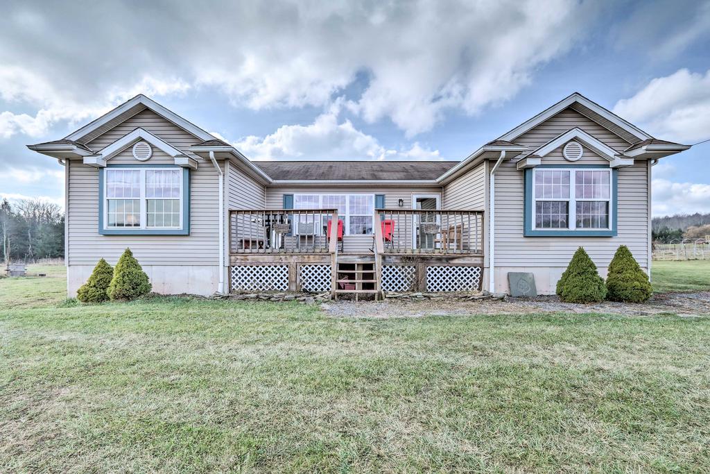 Quiet And Spacious Family Home In Beach Lake With Yard! - thumb 0