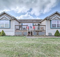 Quiet and Spacious Family Home in Beach Lake with Yard! - Accommodation Los Angeles