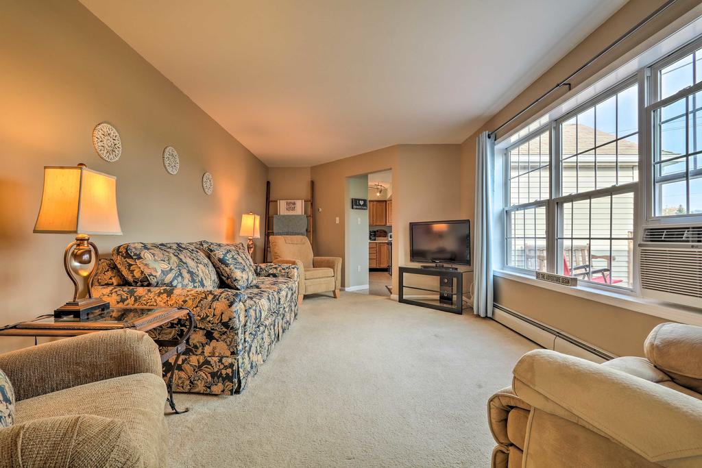 Quiet And Spacious Family Home In Beach Lake With Yard! - thumb 3