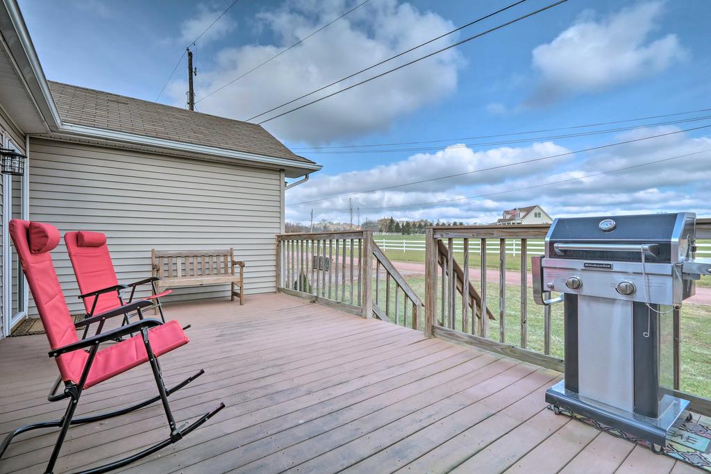 Quiet And Spacious Family Home In Beach Lake With Yard! - thumb 1