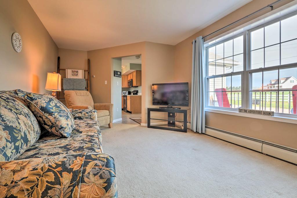 Quiet And Spacious Family Home In Beach Lake With Yard! - thumb 2