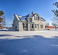 Quiet Farmhouse Retreat with Fire Pit - Pets Welcome - Accommodation Los Angeles