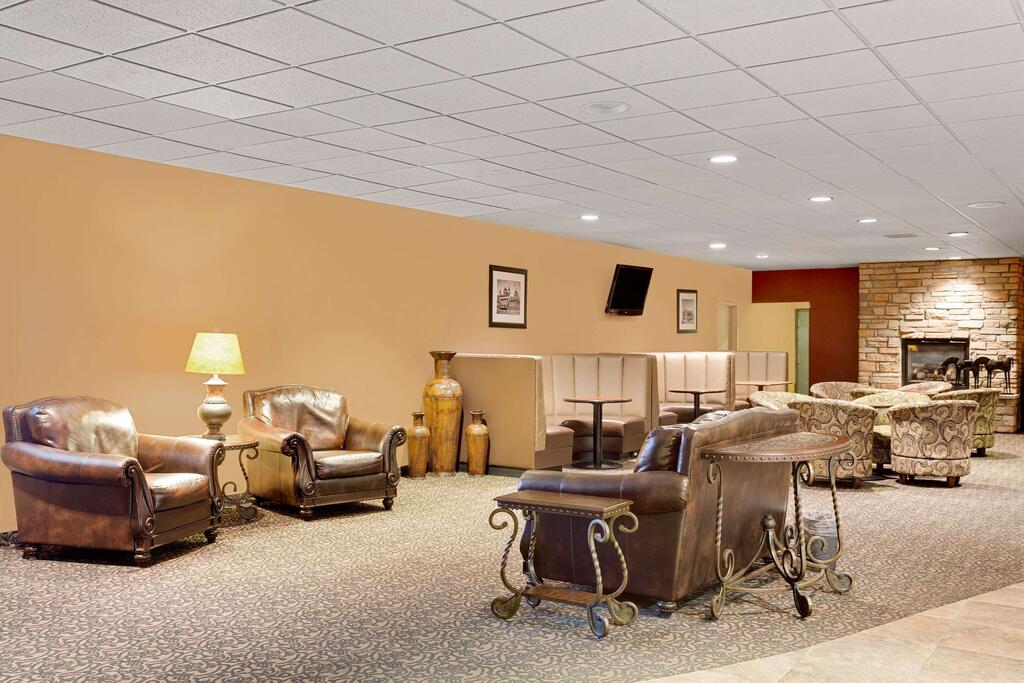 Ramada By Wyndham Mitchell Hotel & Conference Center - thumb 1