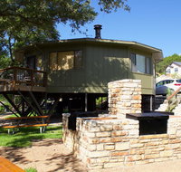 Relaxing Bungalow w/ Treetop Views, pool & hot tub, next to marina (#17) - Accommodation Los Angeles