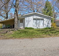 Relaxing Port Austin Cottage 1 Block to the Beach! - Accommodation Los Angeles