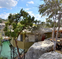 Relaxing Waterfront Bungalow on Lake Travis, pool & hot tub, next to marina (#5) - Accommodation Los Angeles