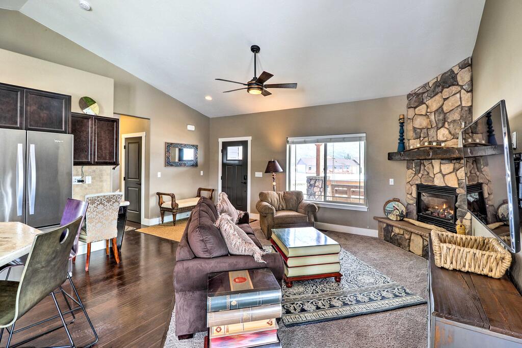 Rustic Glacier Gem With Mountain Views & Patio - thumb 3