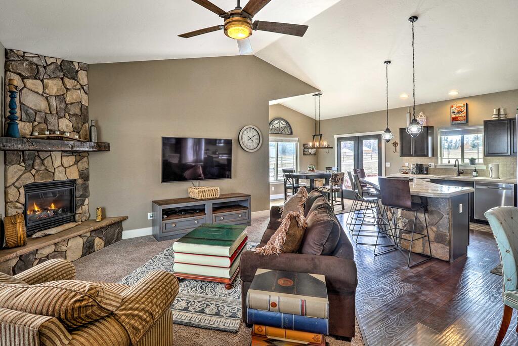 Rustic Glacier Gem With Mountain Views & Patio - thumb 0