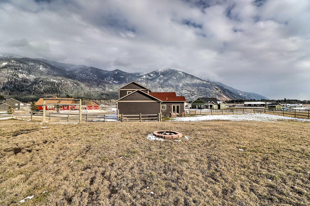 Rustic Glacier Gem With Mountain Views & Patio - thumb 2
