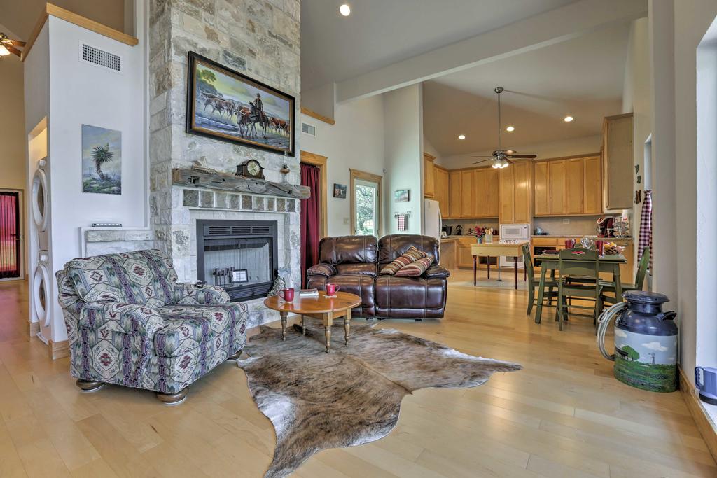 Rustic Johnson City Home W/Hot Tub-2 Miles To Town - thumb 0