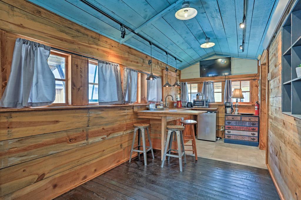 Rustic Keystone House - 4 Miles From Mt. Rushmore! - thumb 3