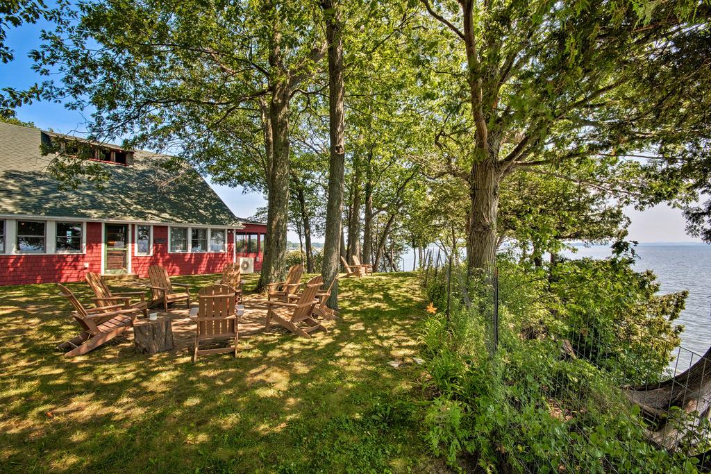 Rustic Lake House On Lake Champlain's Barney Point - thumb 0