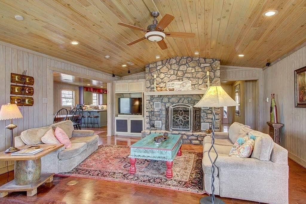 Rustic Lake House Retreat - Huge Deck - Boat Dock! - thumb 1