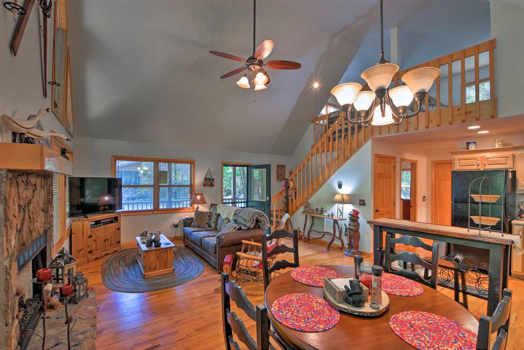 Rustic Murphy Cabin With Hot Tub, Fire Pit&Deck - thumb 3