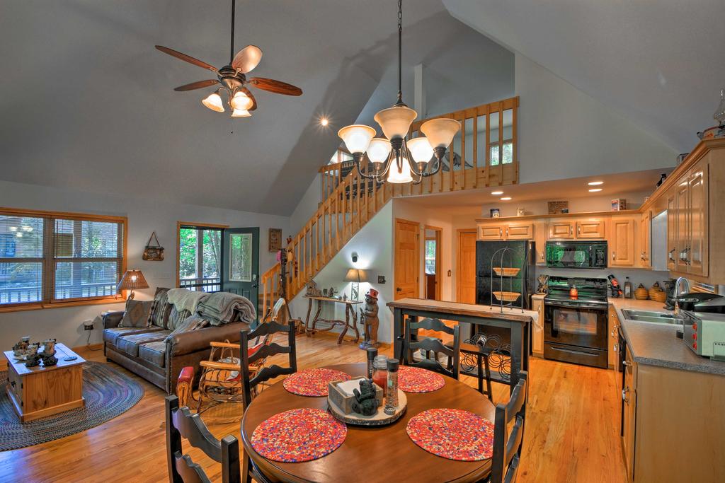 Rustic Murphy Cabin With Hot Tub, Fire Pit&Deck - thumb 1