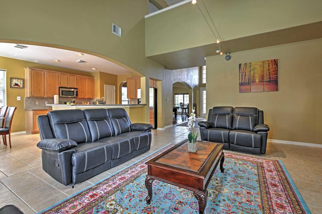 Rustic Pearland Home With Pool - 15 Mins From Houston - thumb 3