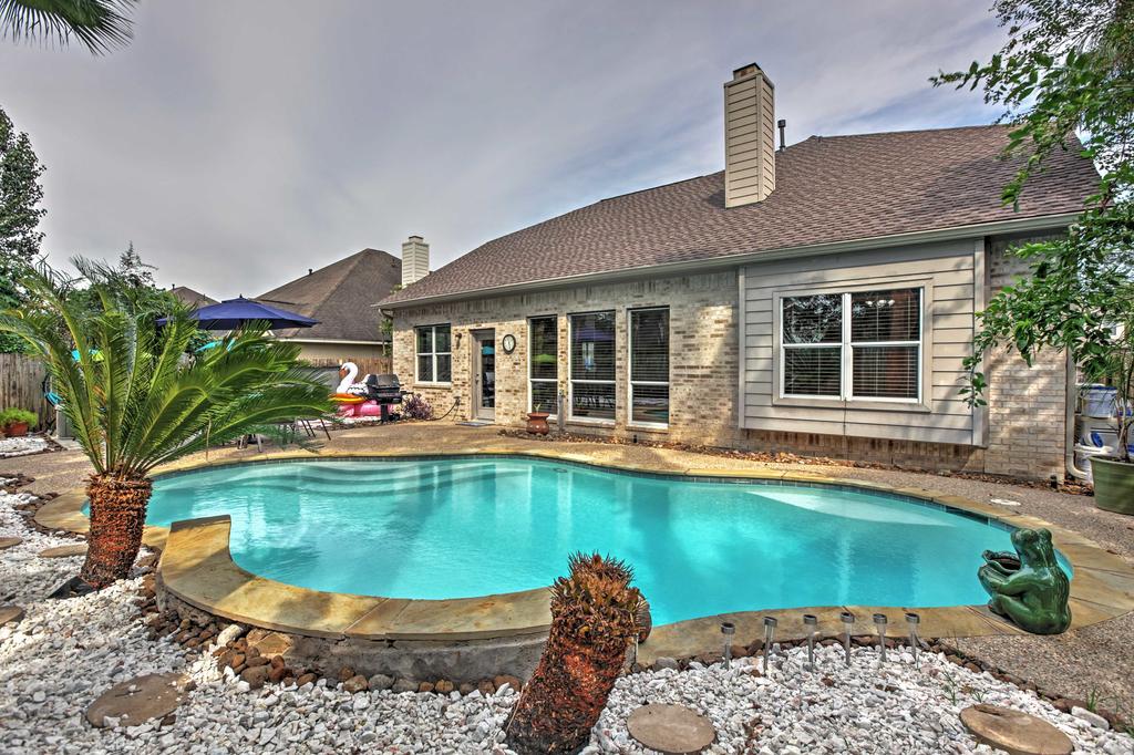 Rustic Pearland Home With Pool - 15 Mins From Houston - thumb 1