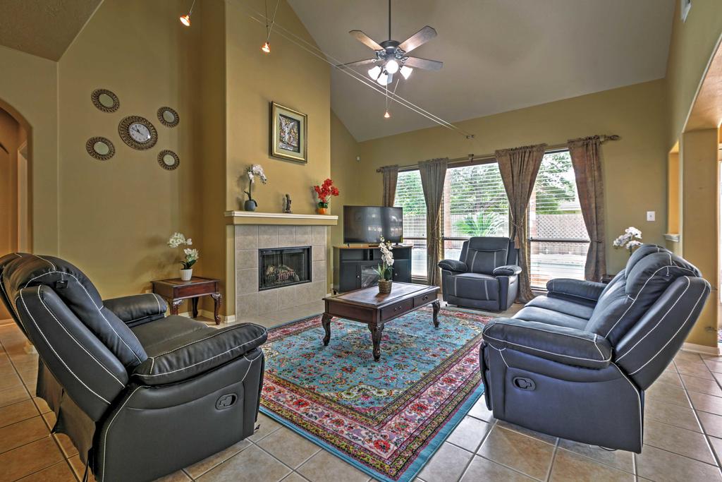 Rustic Pearland Home With Pool - 15 Mins From Houston - thumb 2