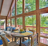Saluda Cabin with Deck Situated on Lake Hosea - Accommodation Los Angeles