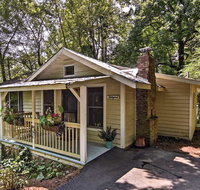 Saluda Cottage with Deck - Walk to Downtown Main St - Accommodation Los Angeles