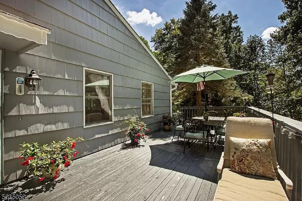 Secluded 3 Bedroom House On 5 Wooded Acreas Complete Privacy - thumb 1