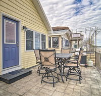 Sunny Waterfront Cottage, Walk to Waterpark! - Accommodation Los Angeles