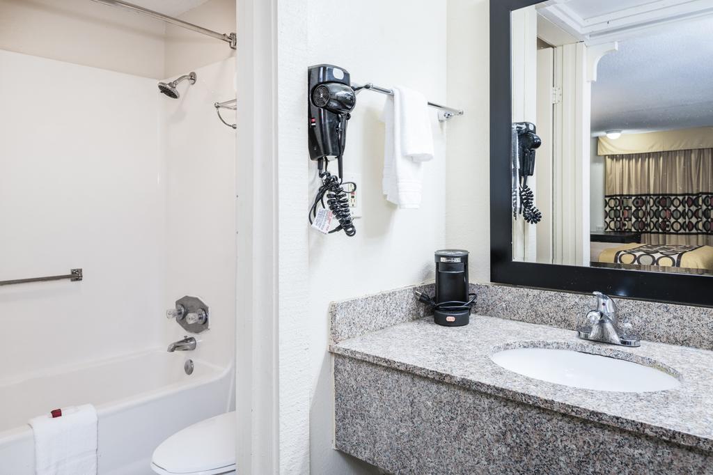 Super 8 By Wyndham Monroe - thumb 2