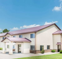 Super 8 by Wyndham Paris IL - Accommodation Los Angeles