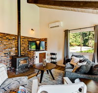 Tall Cedars Cabin By The Water - Accommodation Los Angeles