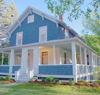 The Craftsman Farmhouse with Modern Flair - Accommodation Los Angeles