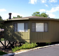Treehouse Bungalow steps from Lake Travis, pool & hot tub, next to marina (#16) - Accommodation Los Angeles