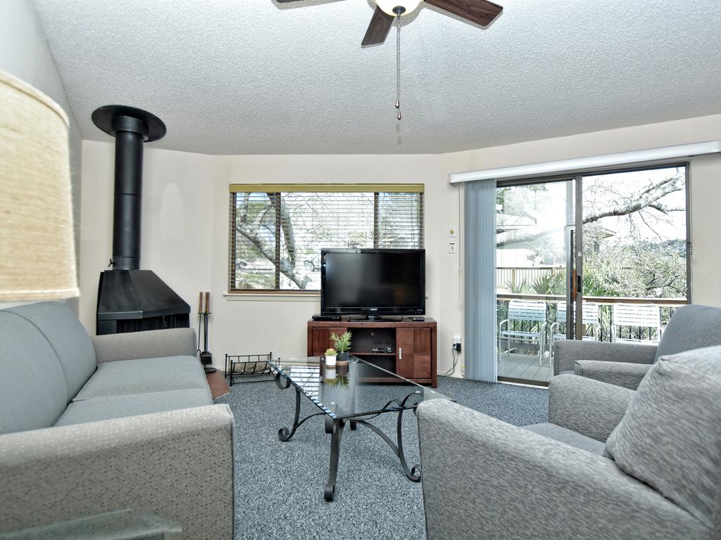 Treehouse Bungalow Steps From Lake Travis, Pool & Hot Tub, Next To Marina (#18) - thumb 3