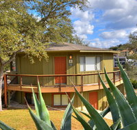Treehouse Bungalow steps from Lake Travis, pool & hot tub, next to marina (#18) - Accommodation Los Angeles