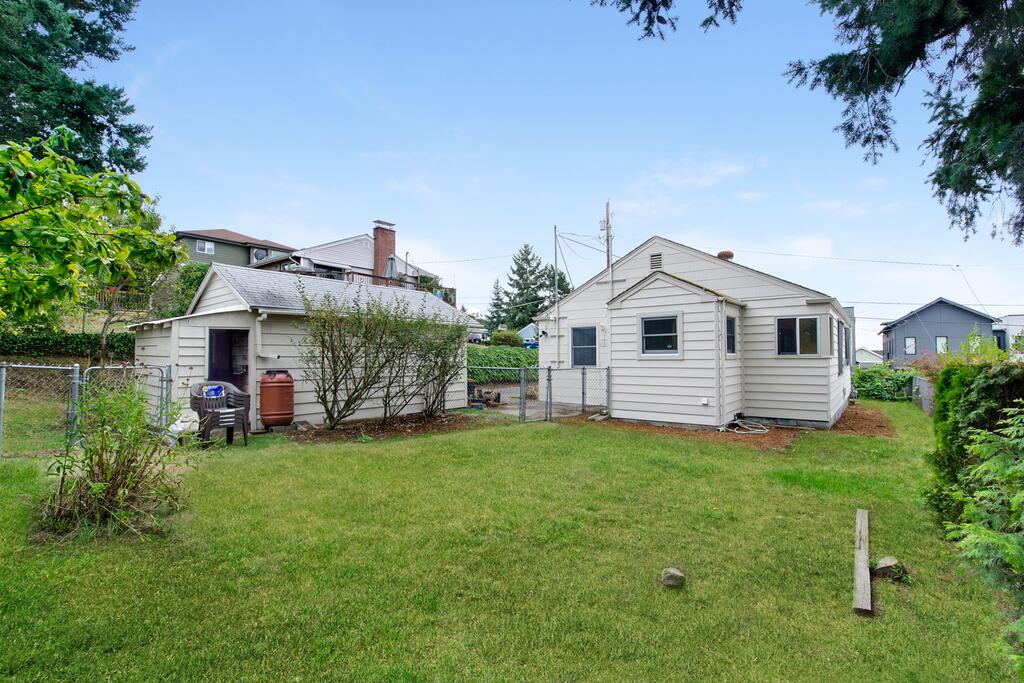 Two Bed Bungalow Off Lake WA - thumb 0