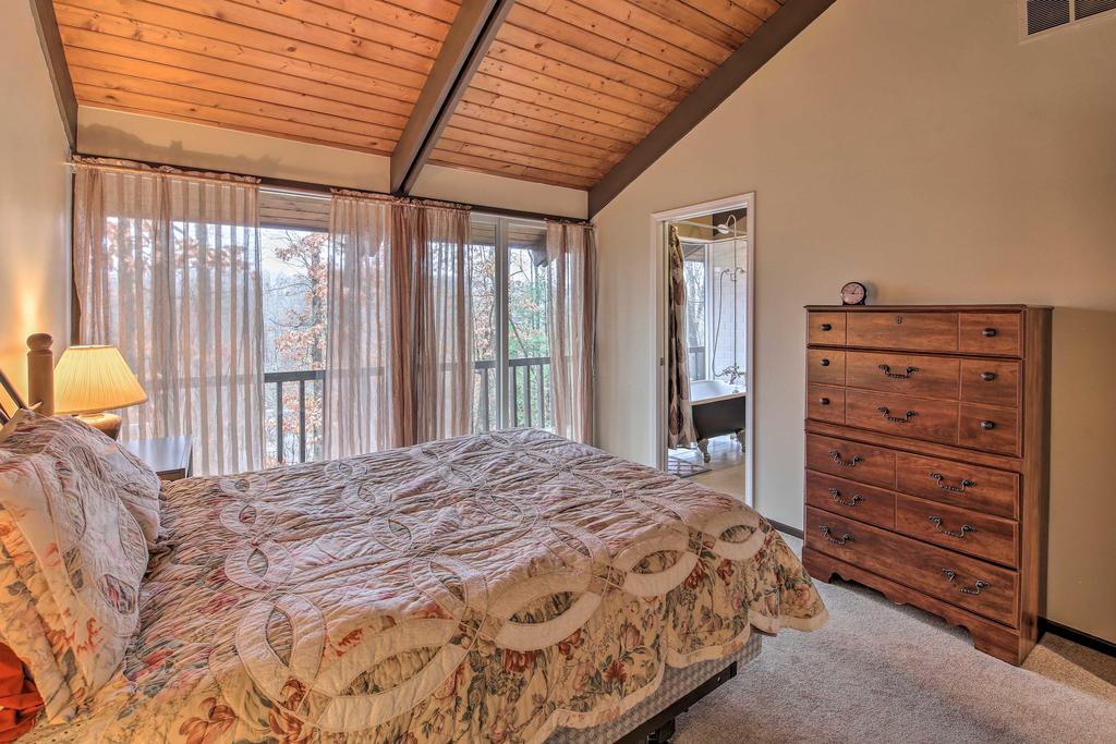 Unique Plymouth Home With Stunning Views And Deck! - thumb 0