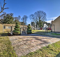 Updated Coastal Home with Grill, Blocks to Beach - Accommodation Los Angeles