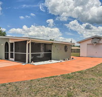 Updated Lehigh Acres House with Screened Porch - Accommodation Los Angeles