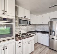 Waterfront Cottage with Pool and Clear Lake View - Accommodation Los Angeles