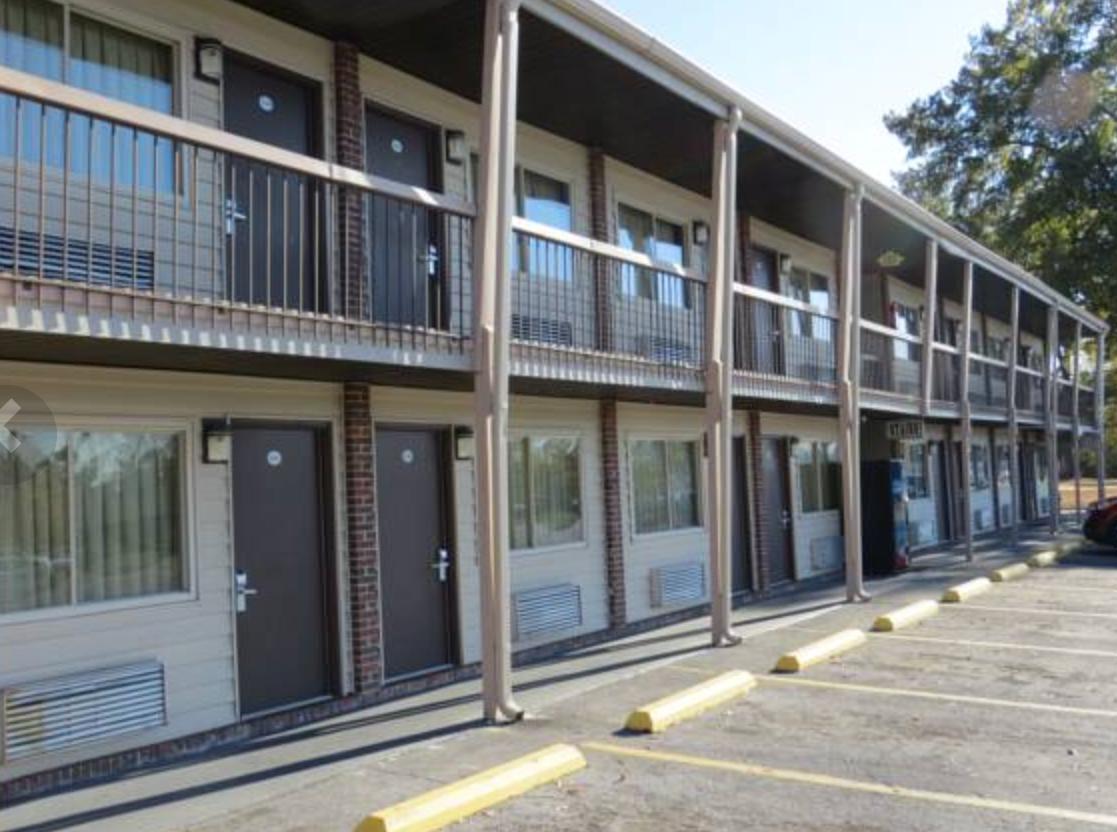 Redwood Inn - thumb 2