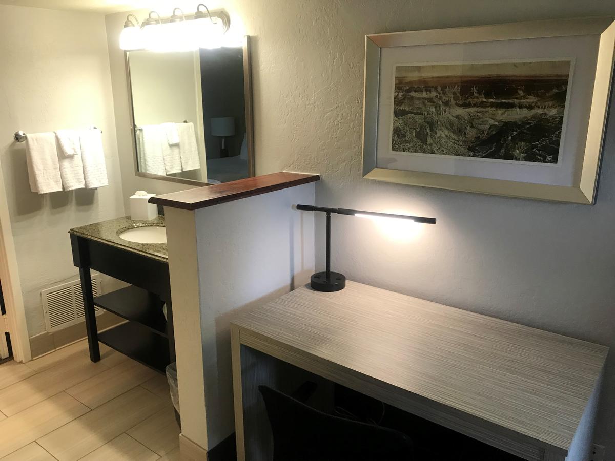 Best Western InnSuites Phoenix Hotel & Suites - thumb 25