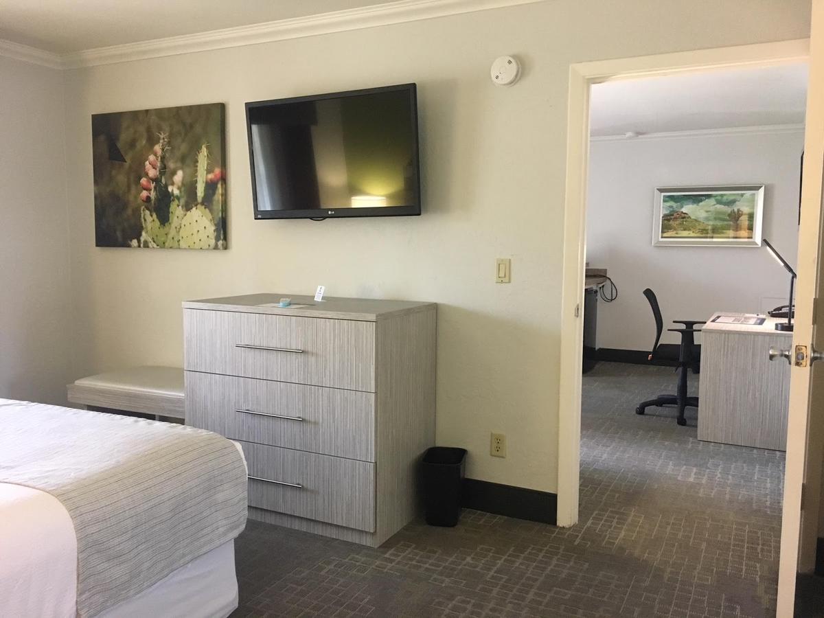 Best Western InnSuites Phoenix Hotel & Suites - thumb 21