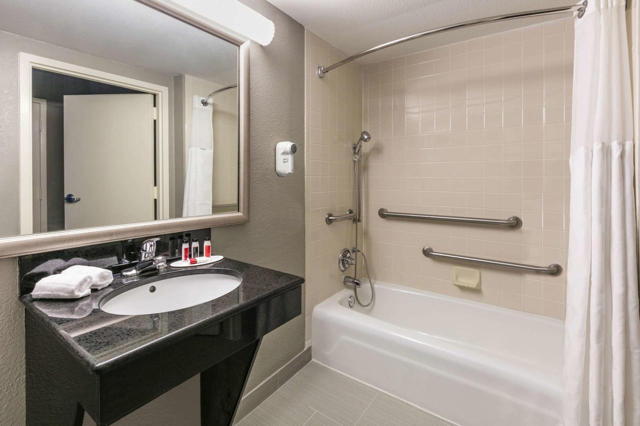 Ramada By Wyndham Texarkana - thumb 36