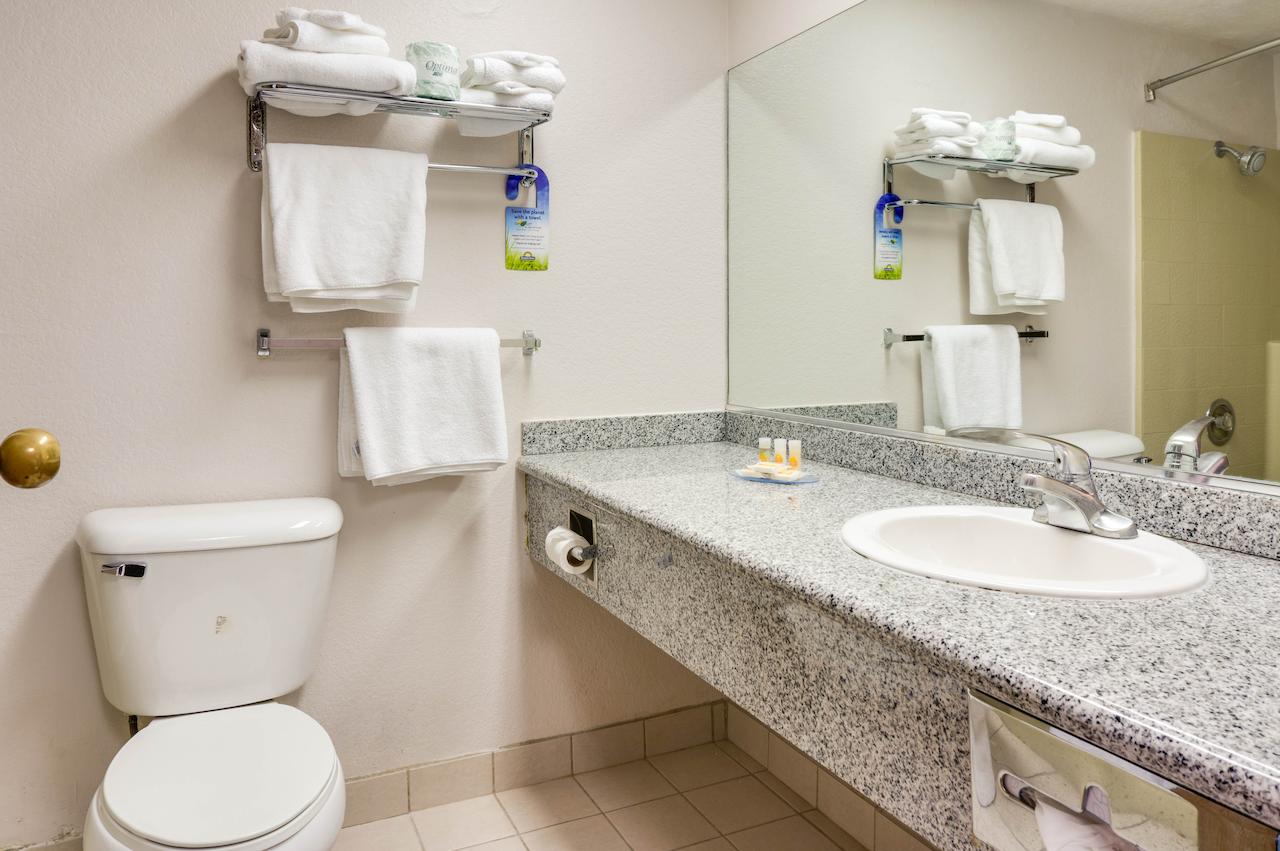 Days Inn & Suites By Wyndham Fullerton - thumb 5