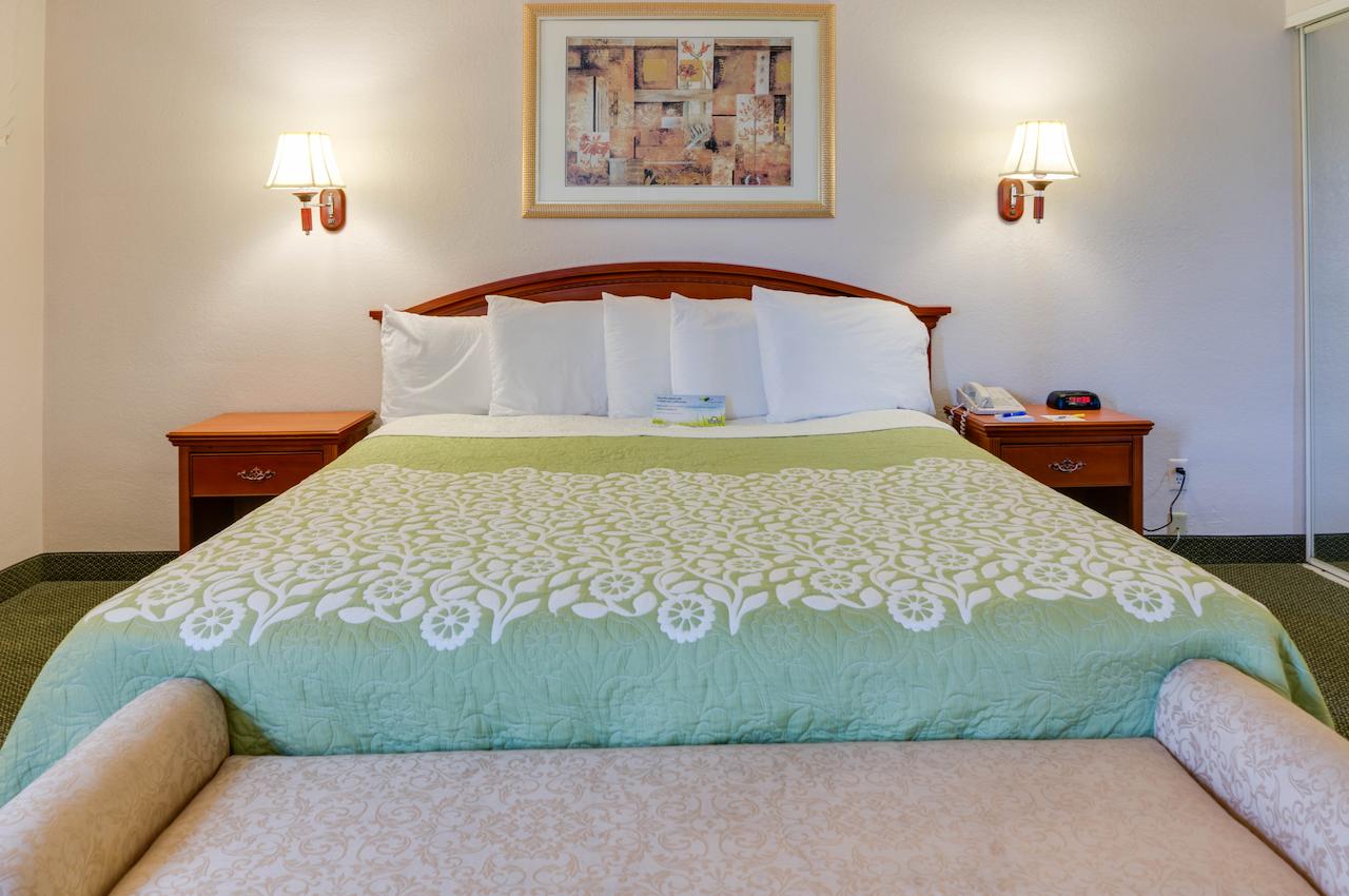 Days Inn & Suites By Wyndham Fullerton - thumb 1