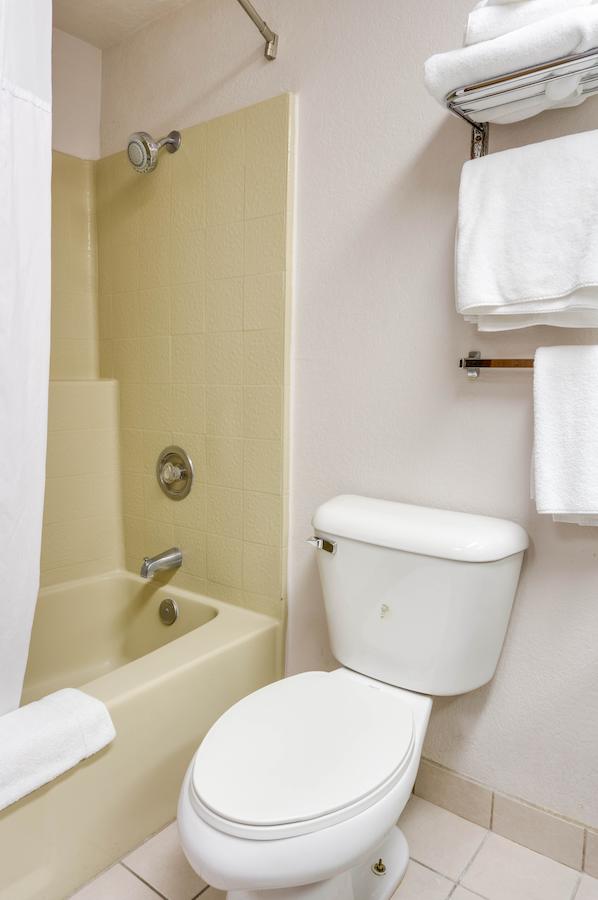 Days Inn & Suites By Wyndham Fullerton - thumb 4