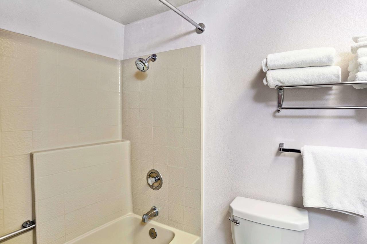 Days Inn & Suites By Wyndham Fullerton - thumb 11