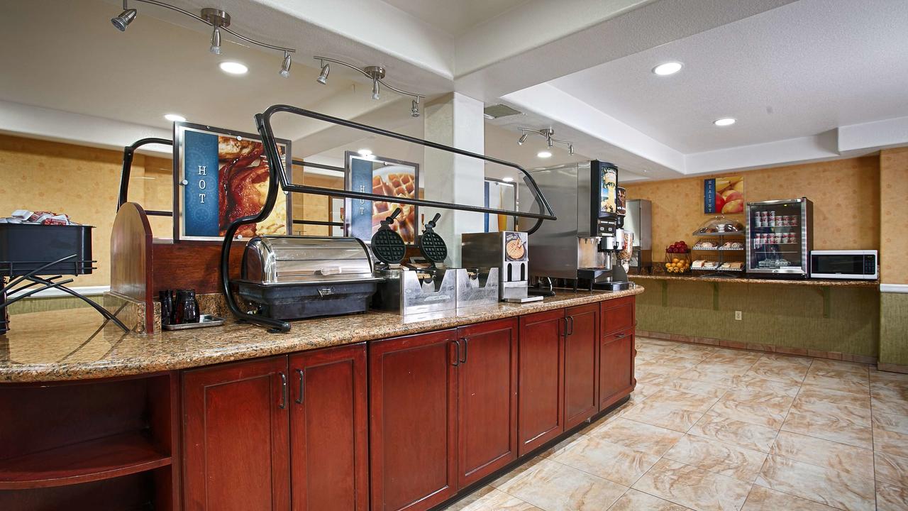 Best Western Plus Raffles Inn & Suites - thumb 22