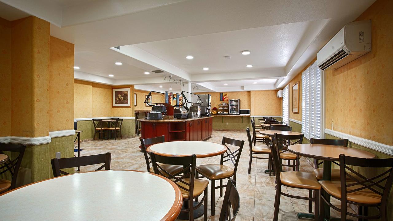 Best Western Plus Raffles Inn & Suites - thumb 21