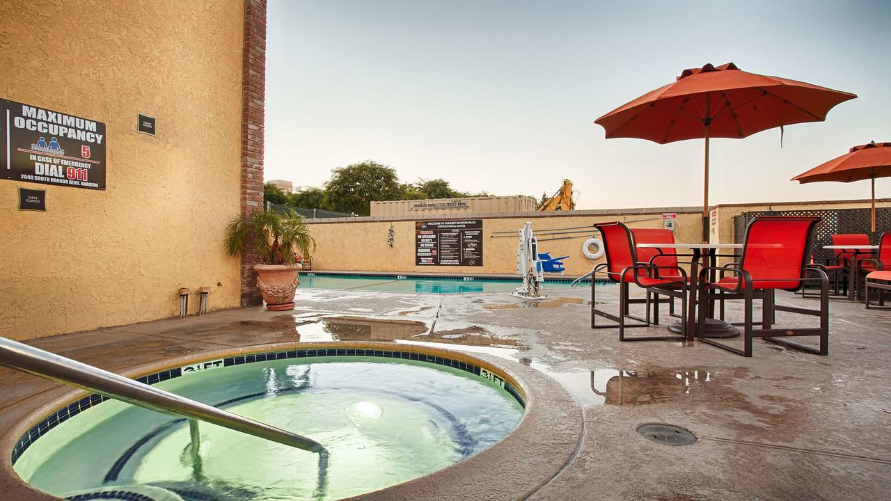 Best Western Plus Raffles Inn & Suites - thumb 39